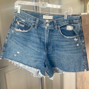 BNWT Abercrombie Boyfriend short mid rise medium destroy wash
